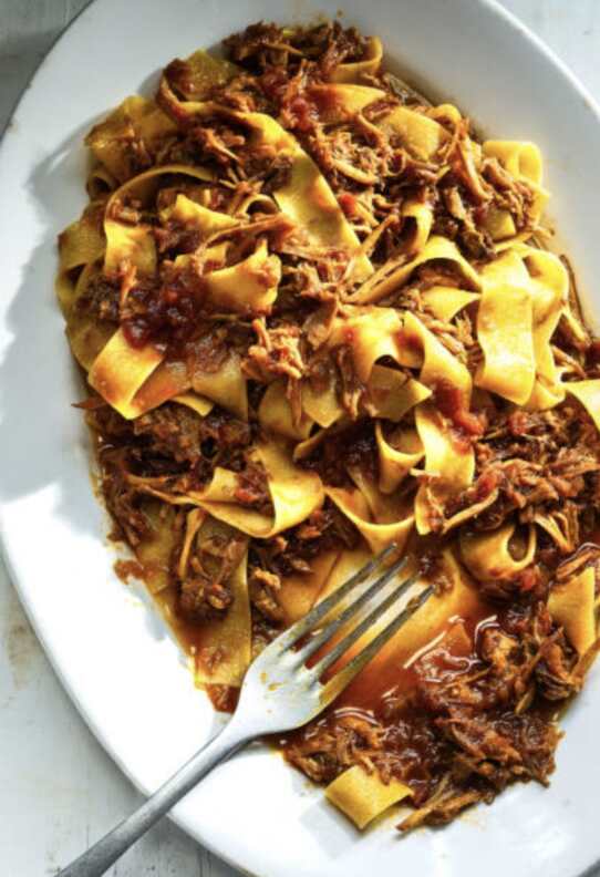 Oq paypoqda mushukni korsatadi Oq paypoqda mushukni korsatadi